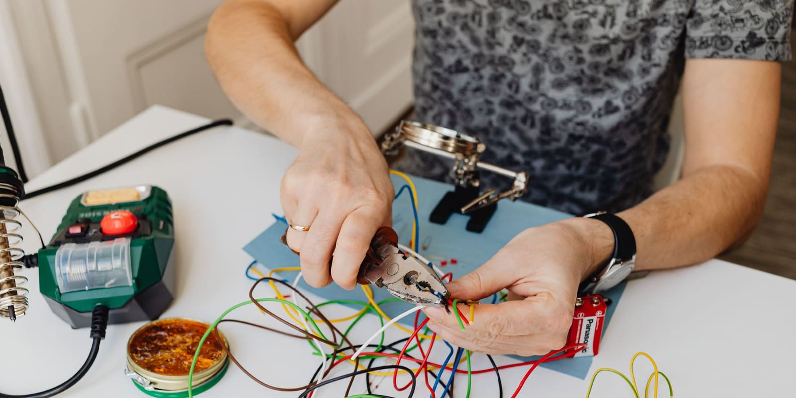 Elektrik ustası multimetre ile devre üzerinde arıza ölçümü yapıyor