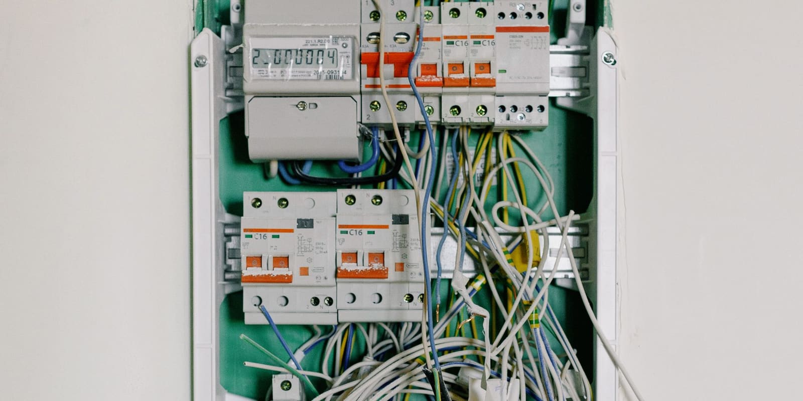Sigortaları ve kaçak akım rölesi bulunan açık elektrik panosu